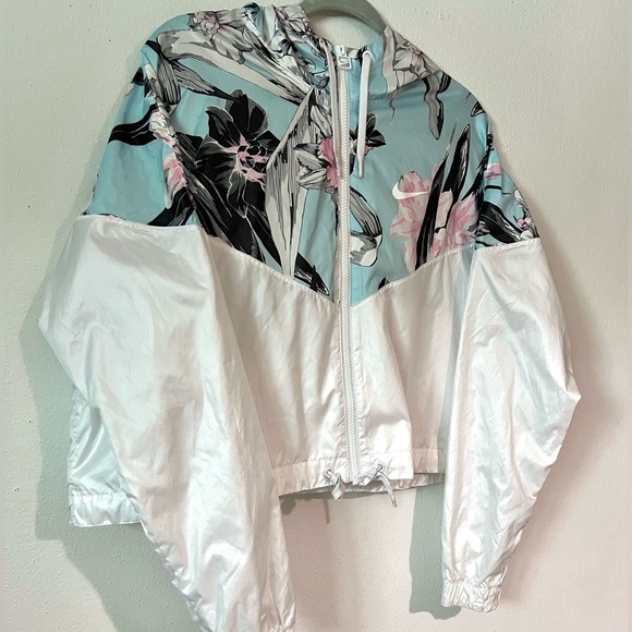 NIKE - Cropped Windrunner w/ Floral - Picture 2 of 6
